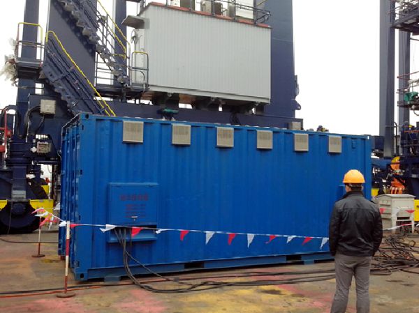 振華港機(jī)800KVA移動岸電電源現(xiàn)場.jpg 振華港機(jī)800KVA移動岸電電源現(xiàn)場.jpg